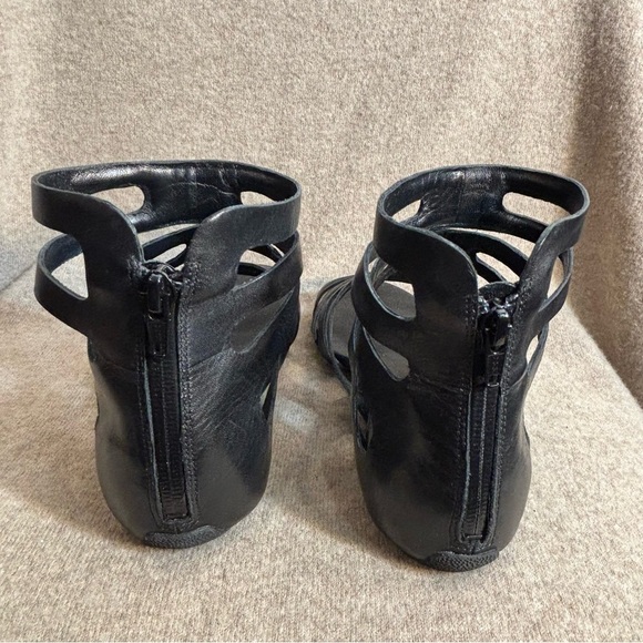 COLE HAAN NIKE Sz 9.5B Gladiator Stylish Black Strappy Sandals Flats Zipper Back - Picture 6 of 12